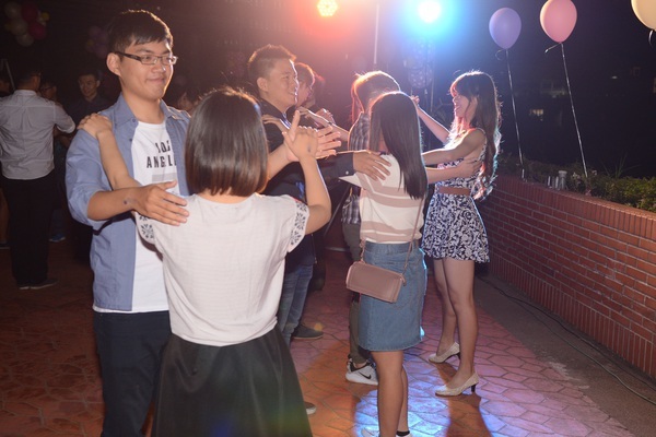 仲夏夜之夢 中山大學宿舍舞會華麗登場(另開新視窗/jpg檔)圖片