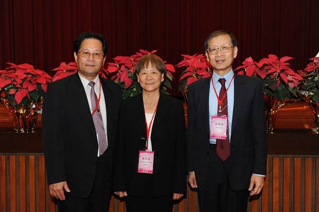 左起中山大學副校長黃志青、材料學會理事長蘇宗粲、中鋼執行副總經理王錫欽(另開新視窗/jpg檔)圖片