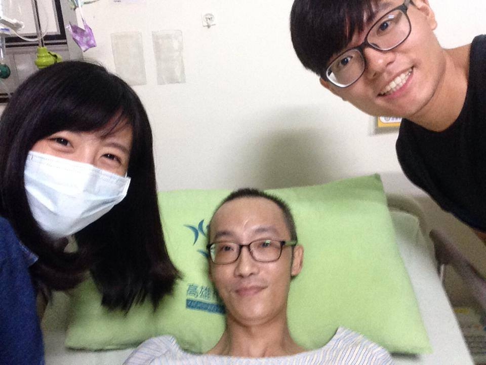 學生探訪王老師(另開新視窗/jpg檔)圖片