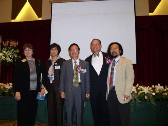 照片中右二為奇尼先生，中為前高雄市副市長及現任國策顧問侯和雄，右一為此次會議主辦人國立中山大學海洋環境及工程學系主任兼所長李賢華教授，左一為美國夏威夷州海洋資源分部官員伊麗莎白柯賓女士，左二為中央氣象局徐如娟主任。(另開新視窗/jpg檔)圖片