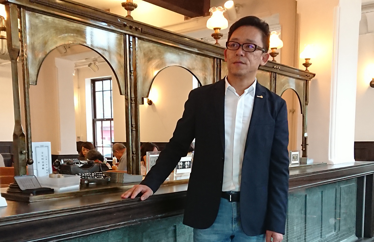 謝仕彬於舊三和銀行留影(另開新視窗/jpg檔)圖片