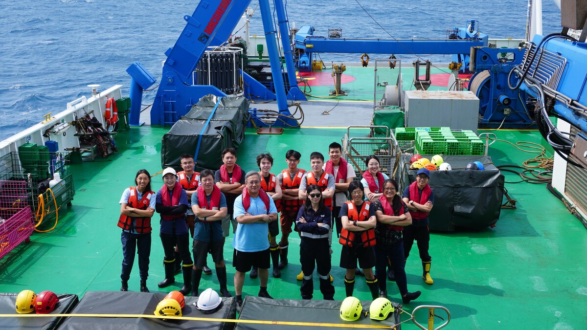 帶領團隊於科學研究船勵進號出海進行研究工作。(另開新視窗/jpg檔)圖片