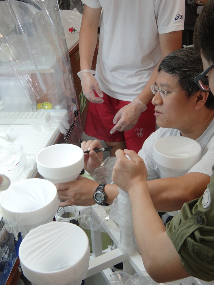 預備及佈放沉積物收集器，用以收集表層海洋下沉至深層海洋的沉降物質的組成及通量，了解單位時間單位面積物質（如有機碳）的傳輸或埋藏量。(另開新視窗/jpg檔)圖片