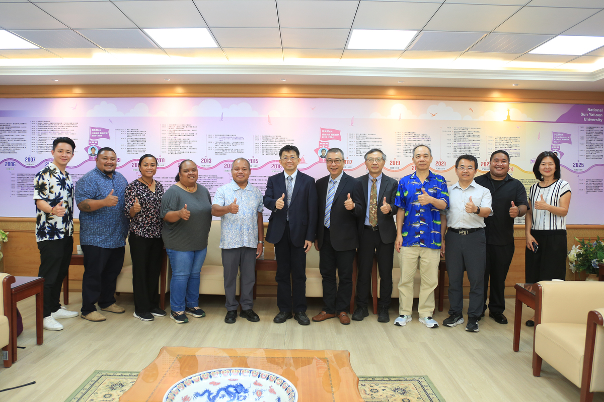 帛琉副總統兼衛生與公共服務部長歐宜樓（Raynold B. Oilouch）率團訪臺，特別前往中山大學交流。(另開新視窗/jpg檔)圖片