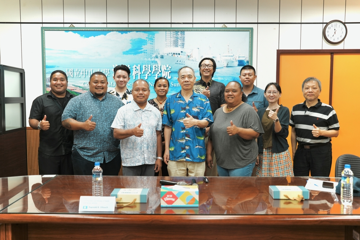 中山大學海洋科學系教授洪慶章（中）研究團隊，規劃於帛琉雅德馬烏州推動藍碳示範監測區。(另開新視窗/jpg檔)圖片