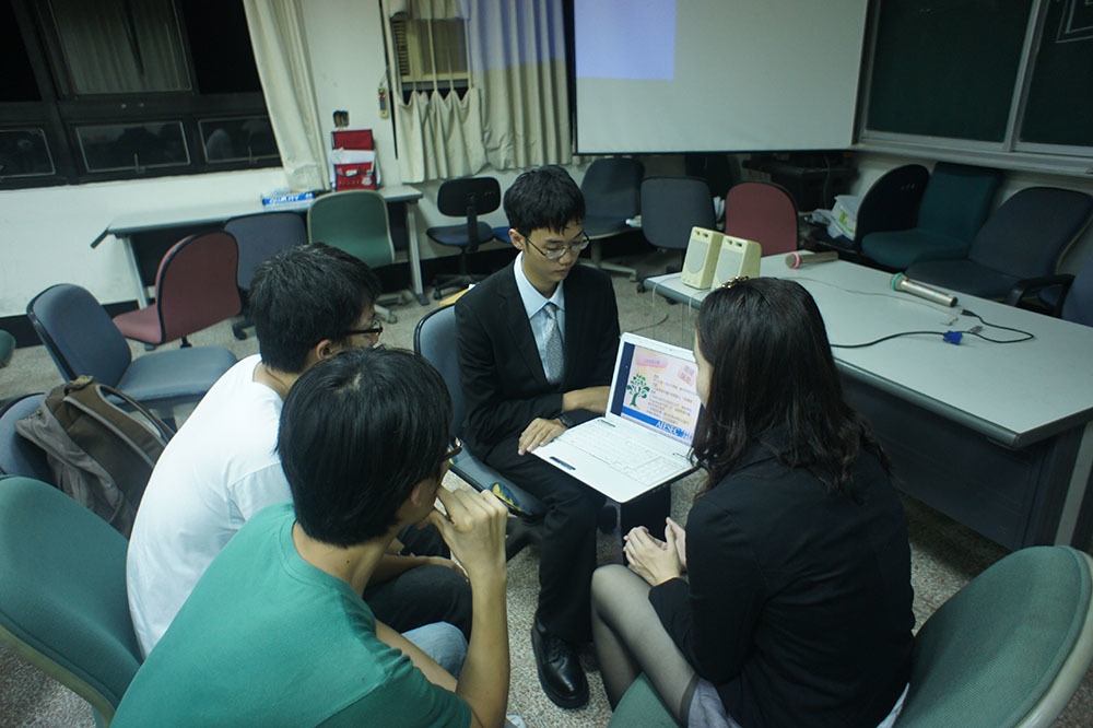 AIESEC的同學耐心為同學們解釋海外成長計畫(另開新視窗/jpg檔)圖片