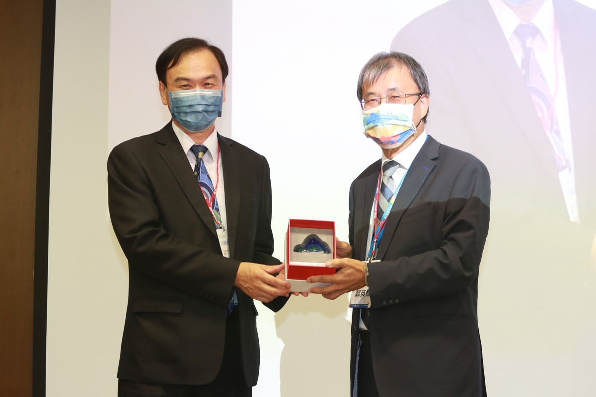 南科產學協會理事長、成功大學蘇芳慶副校長（左）感謝此次主力協辦的中山大學鄭英耀校長。