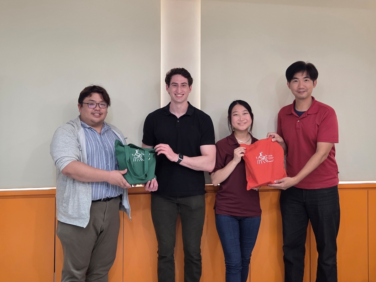 教育部推動「EMI免試托福試辦計畫」逐步落實，繼中山大學選送學生赴美，本週美國亞利桑那州立大學（ASU）學生來臺交流。左起中山大學副教務長邱政超、ASU學生Ryan La Ra、Allison Cheon、中山大學教學發展與資源中心主任楊仁豪。(另開新視窗/jpg檔)圖片