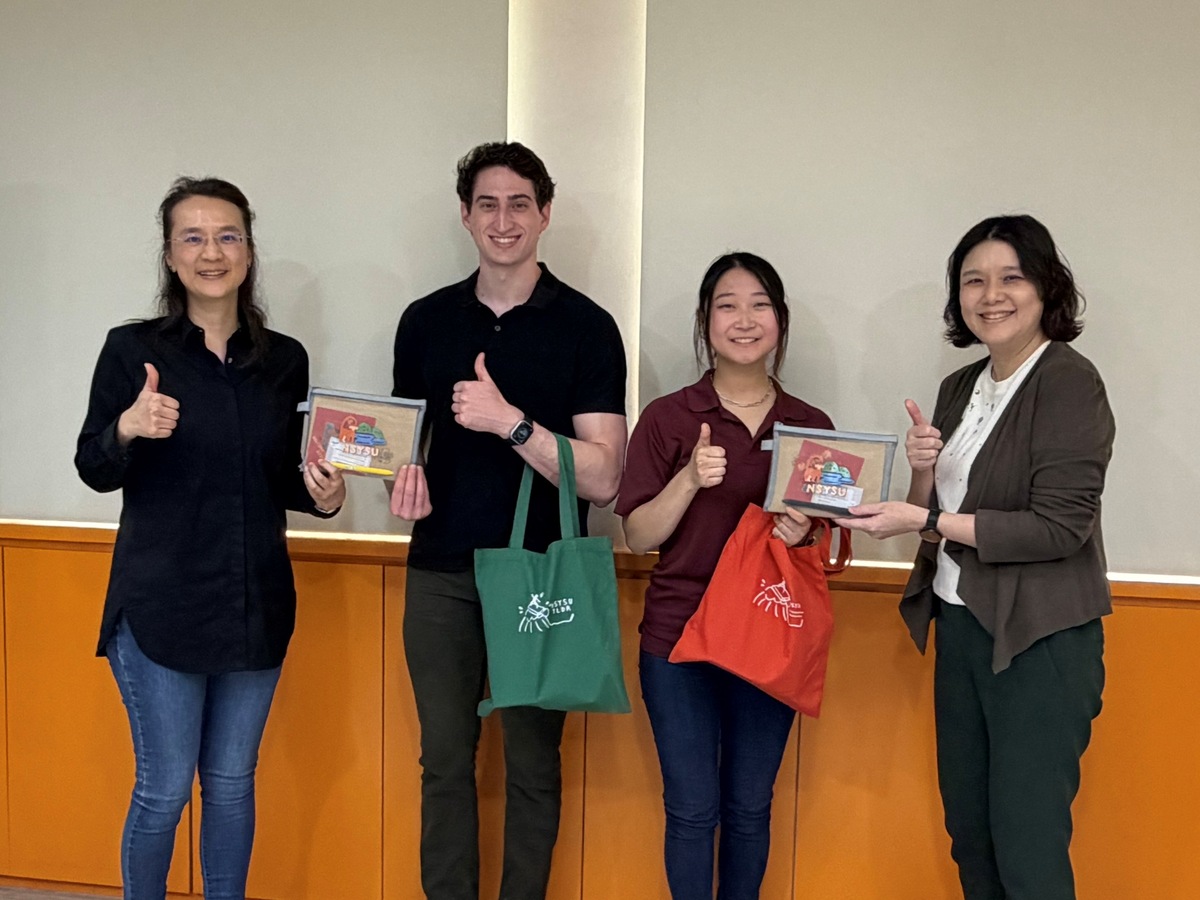 中山大學國際長李明軒（左一）與兩位ASU學生。(另開新視窗/jpg檔)圖片