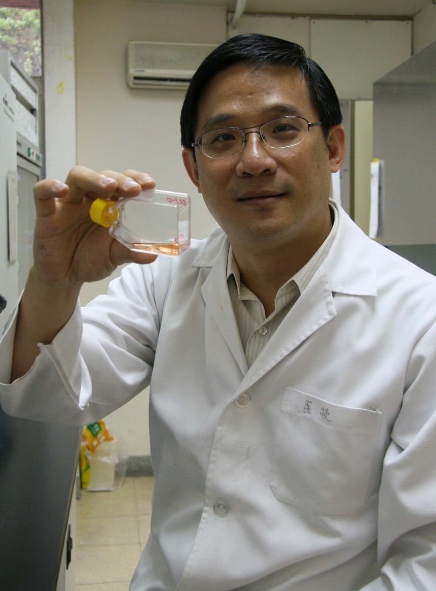 中山大學生物醫學研究所教授洪文俊手持癌症細胞解說新發現(另開新視窗/jpg檔)圖片