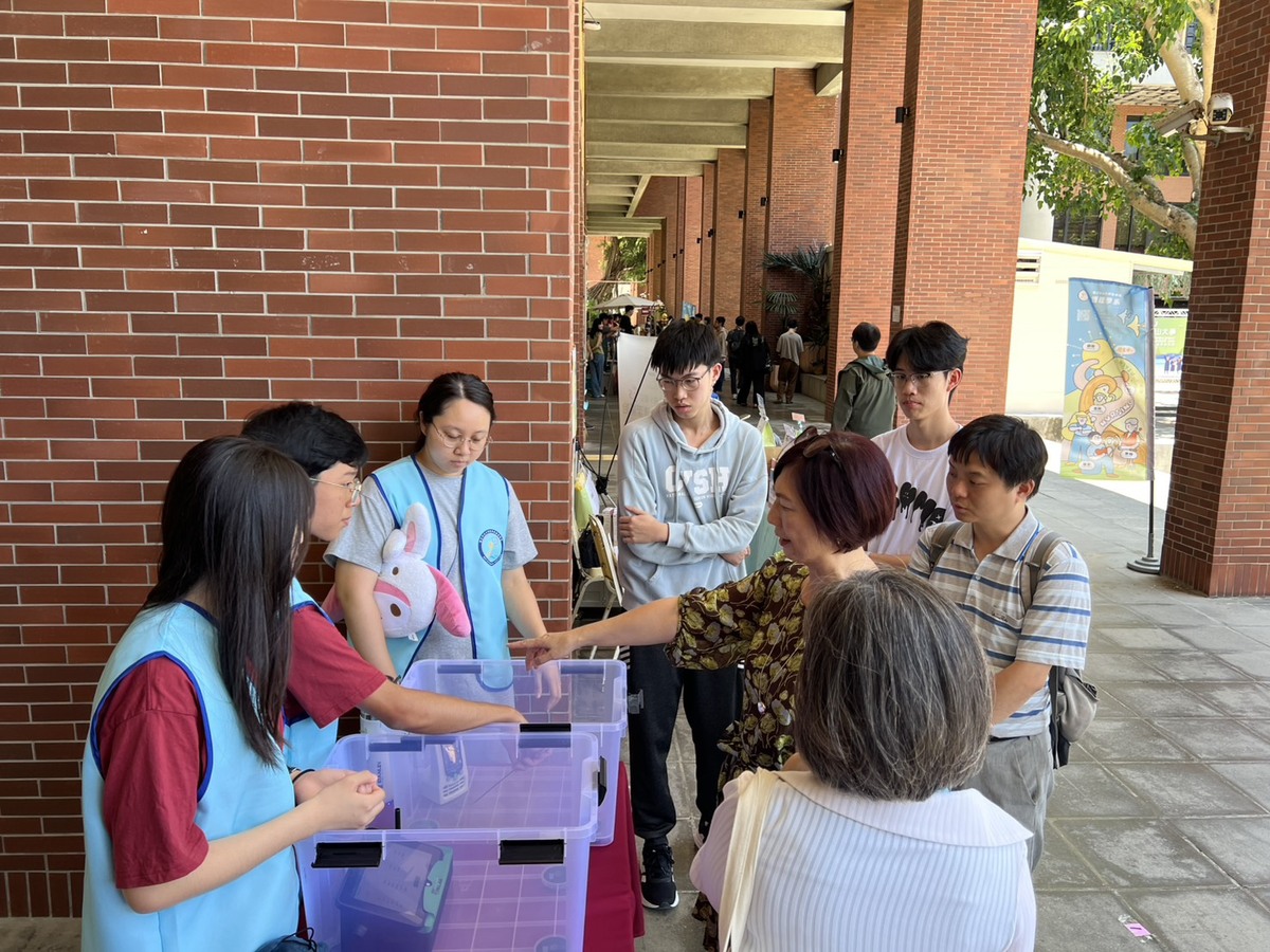 郭素娥主任進行空氣汙染研究體驗介紹(另開新視窗/jpg檔)圖片