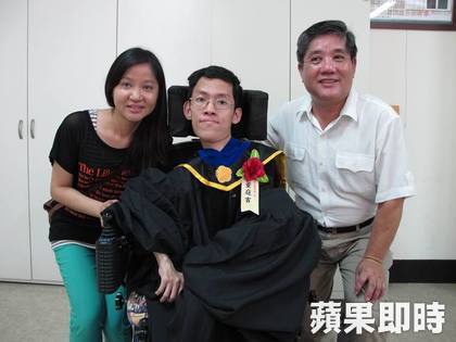 董庭吉克服肌萎障礙獲頒博士，與父親與姐姐開心合照。周昭平攝(另開新視窗/jpg檔)圖片