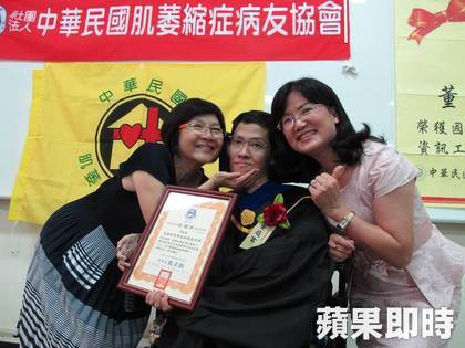 董庭吉（圖中）感謝高雄啟智學校老師林慧珠發掘鼓勵他。周昭平攝(另開新視窗/jpg檔)圖片