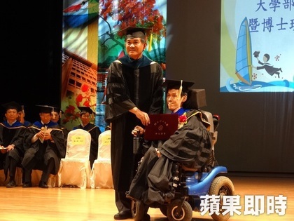 董庭吉在畢業典禮上接受校長楊弘敦（左）頒贈博士學位證書。翻攝畫面(另開新視窗/jpg檔)圖片