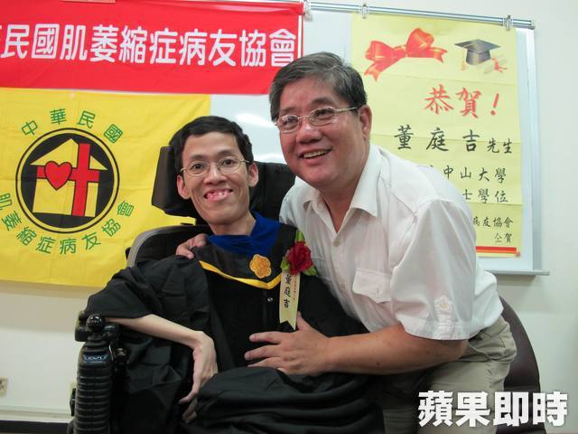 董庭吉（圖左）苦學今獲博士學位，父親董崑惶開心擁抱鼓勵。周昭平攝(另開新視窗/jpg檔)圖片