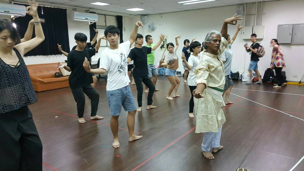 表現女性柔美S型曲線的「Tribhangi（三道彎）」(另開新視窗/jpg檔)圖片