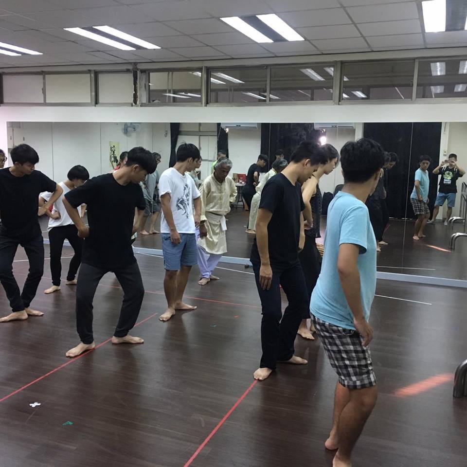 表現男性陽剛的ㄇ字型站姿「Chouka」(另開新視窗/jpg檔)圖片