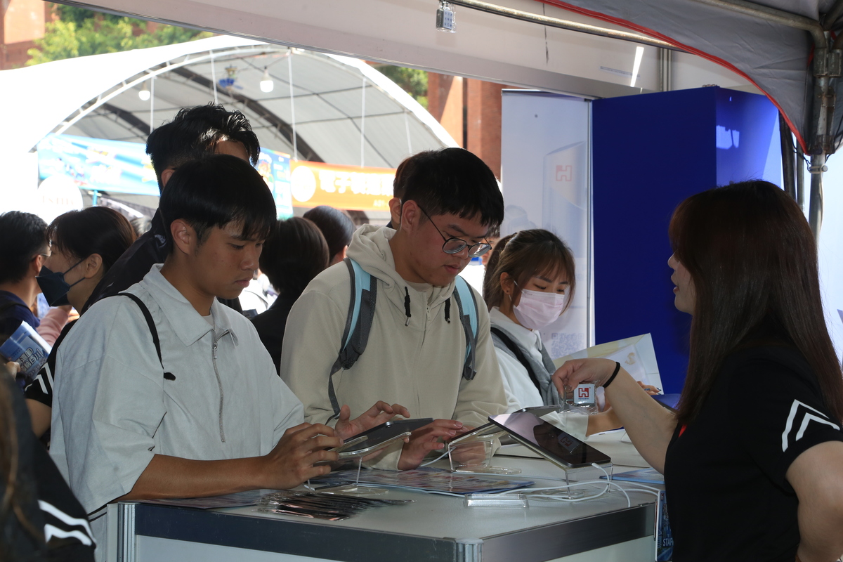 國立中山大學舉辦「2026年高屏就業博覽會」，共計113家知名企業參展，釋出近萬個職缺。科技類以半導體相關產業待遇最優，平均年薪近230萬元。(另開新視窗/jpg檔)圖片