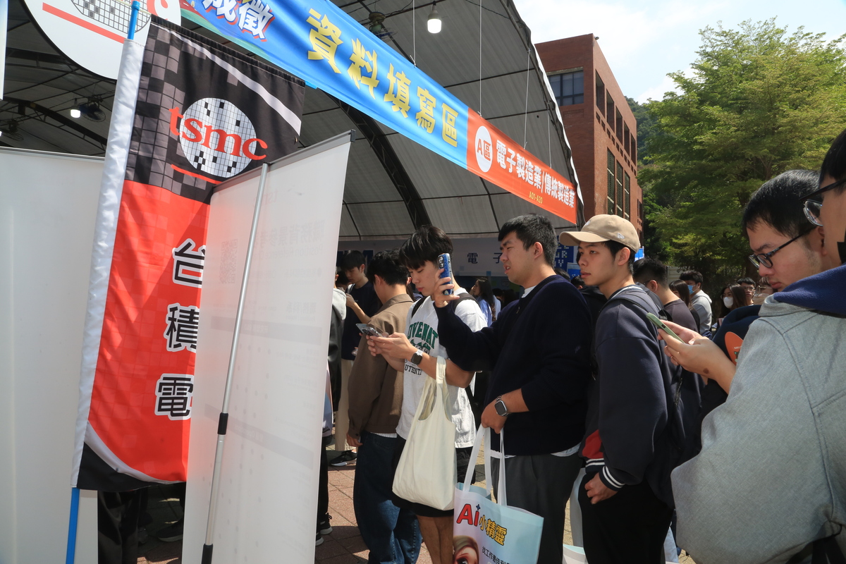 國立中山大學舉辦「2026年高屏就業博覽會」，共計113家知名企業參展，釋出近萬個職缺。科技類以半導體相關產業待遇最優，平均年薪近230萬元。(另開新視窗/jpg檔)圖片