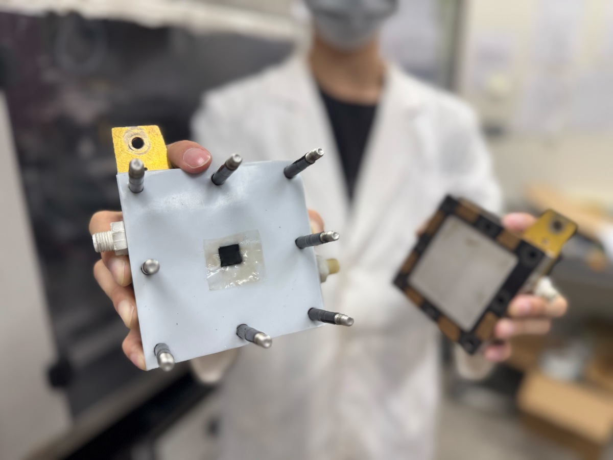 國立中山大學光電工程學系教授黃文堯團隊成功研發氫燃料電池核心材料「觸媒塗佈膜（CCM）」新技術，不但讓燃料電池發電功率提升約16%，還能降低成本、增加耐用性。(另開新視窗/jpg檔)圖片