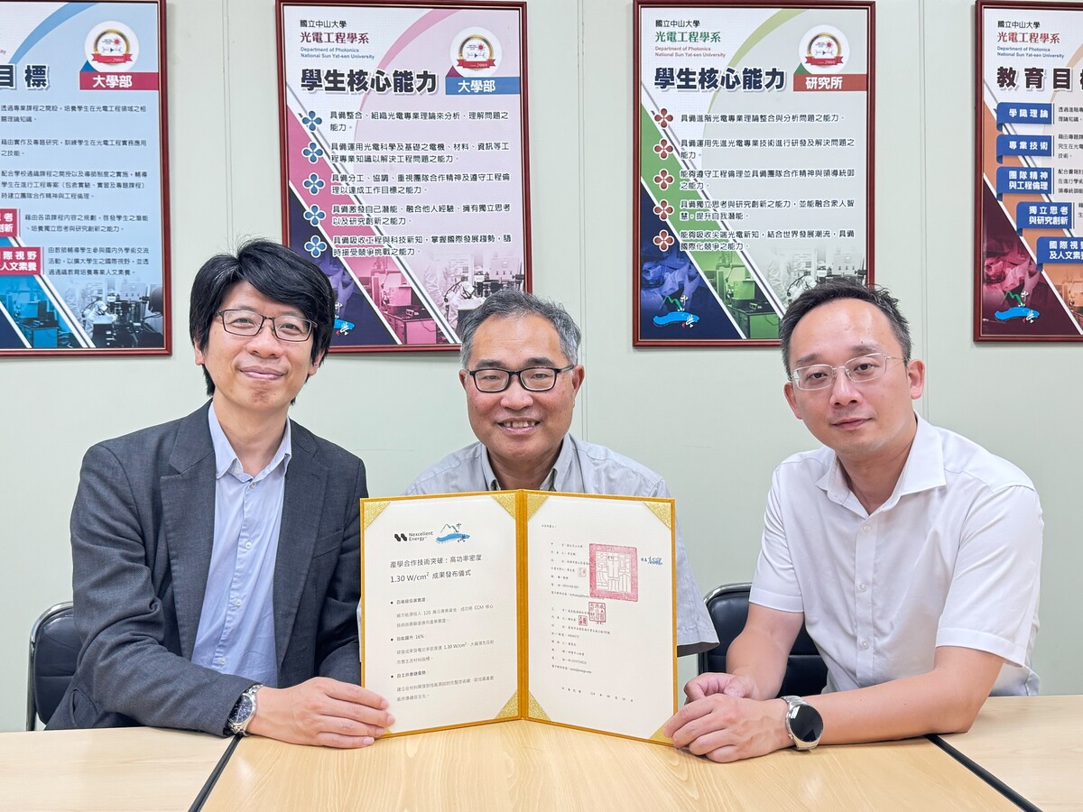 氫燃料電池核心材料「觸媒塗佈膜（CCM）」新技術，為中山大學與威杰能源公司產學合作計畫成果。左起威杰能源技術長鄭欽獻、中山大學光電工程學系教授黃文堯、威杰能源研發處長鄭至凱。(另開新視窗/jpg檔)圖片