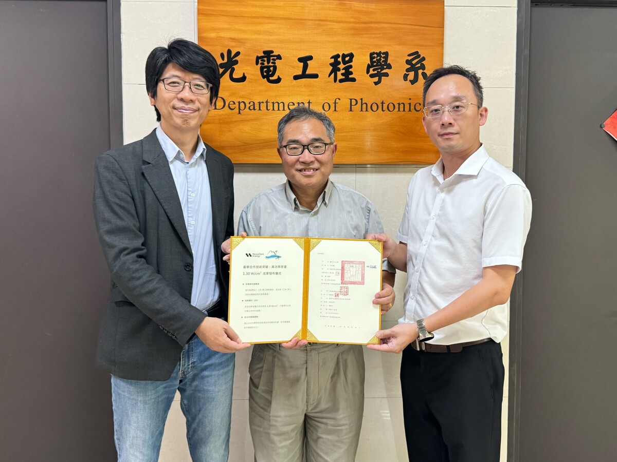 氫燃料電池核心材料「觸媒塗佈膜（CCM）」新技術，為中山大學與威杰能源公司產學合作計畫成果。左起威杰能源技術長鄭欽獻、中山大學光電工程學系教授黃文堯、威杰能源研發處長鄭至凱。(另開新視窗/jpg檔)圖片