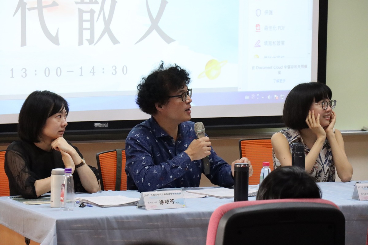 現代散文評審，左起徐禎苓、吳鈞堯、楊婕(另開新視窗/jpg檔)圖片