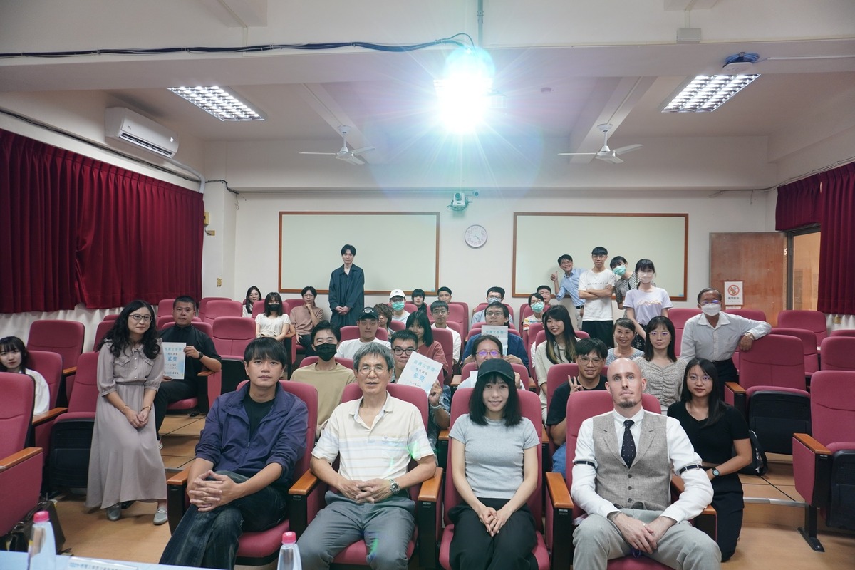現代詩場次合影(另開新視窗/jpg檔)圖片