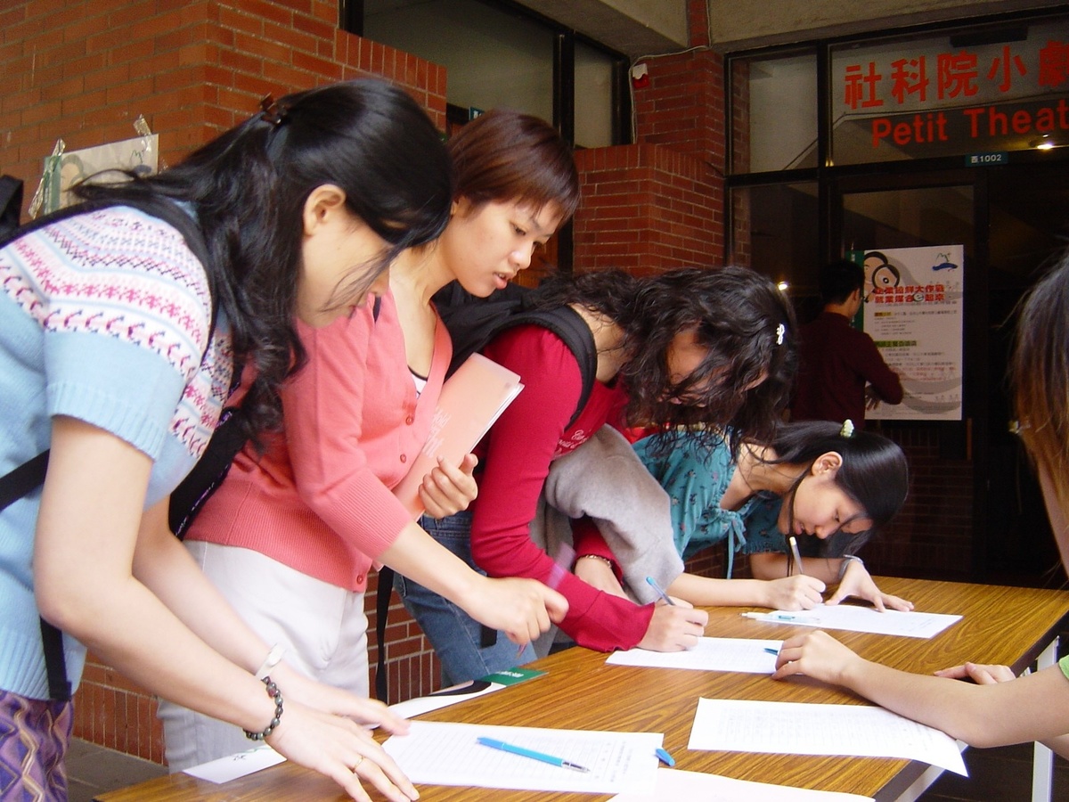 2003就業博覽會活動系列座談,吸引了近兩百名同學前來聆聽,將社科院小劇場擠的水洩不通.(另開新視窗/jpg檔)圖片