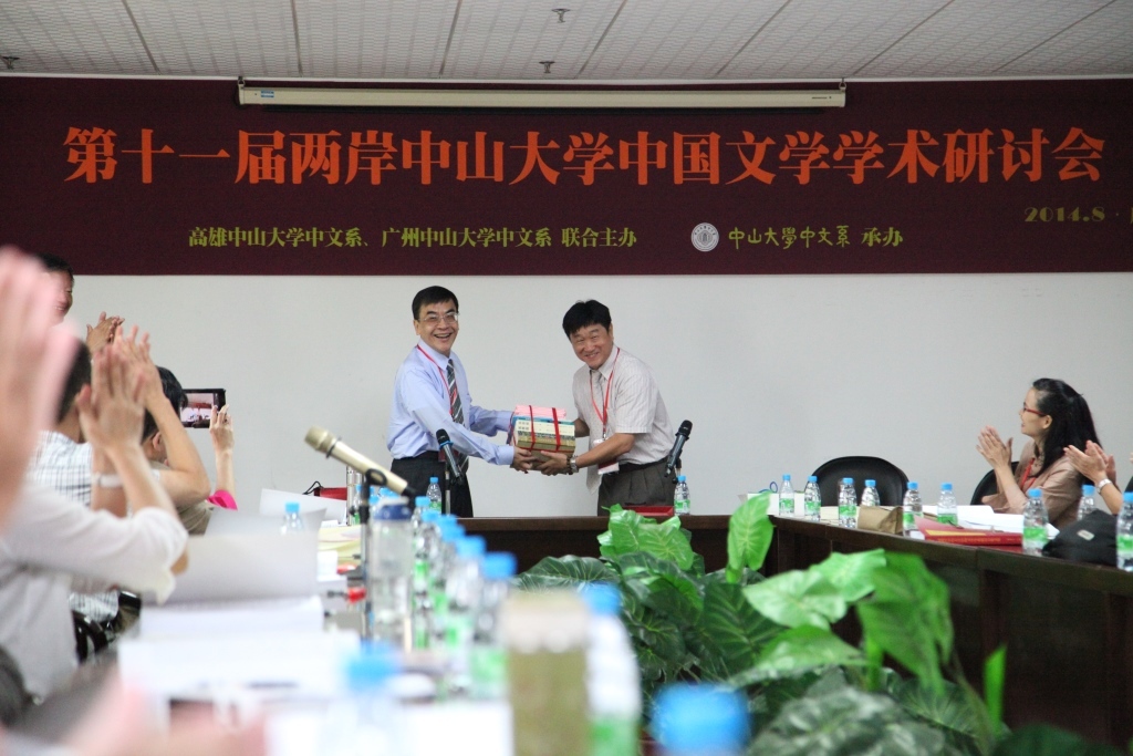 劉昭明主任，雙方互贈紀念品(另開新視窗/jpg檔)圖片