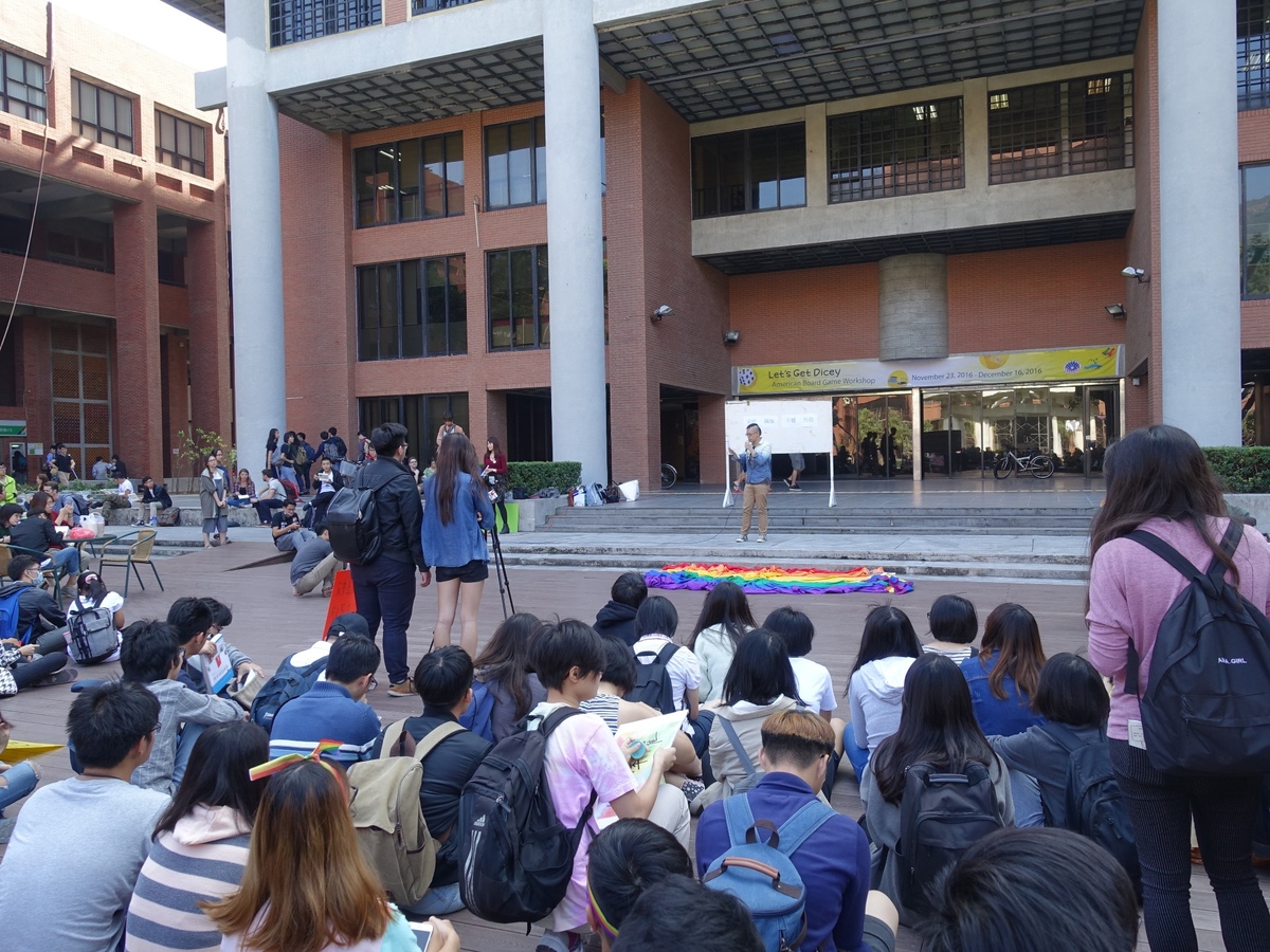 彩虹揚旗 中山大學婚姻平權連署突破1400份(另開新視窗/jpg檔)圖片