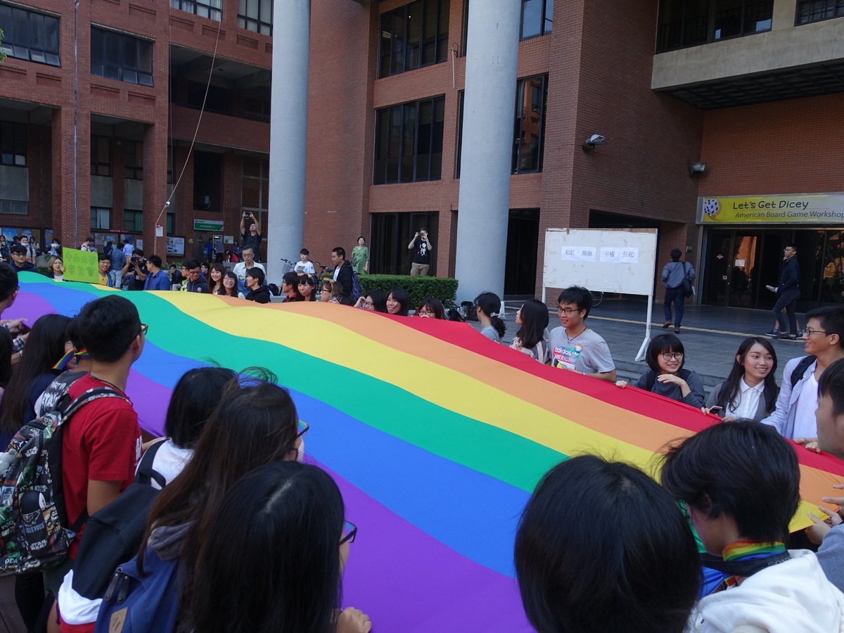 彩虹揚旗 中山大學婚姻平權連署突破1400份(另開新視窗/jpg檔)圖片