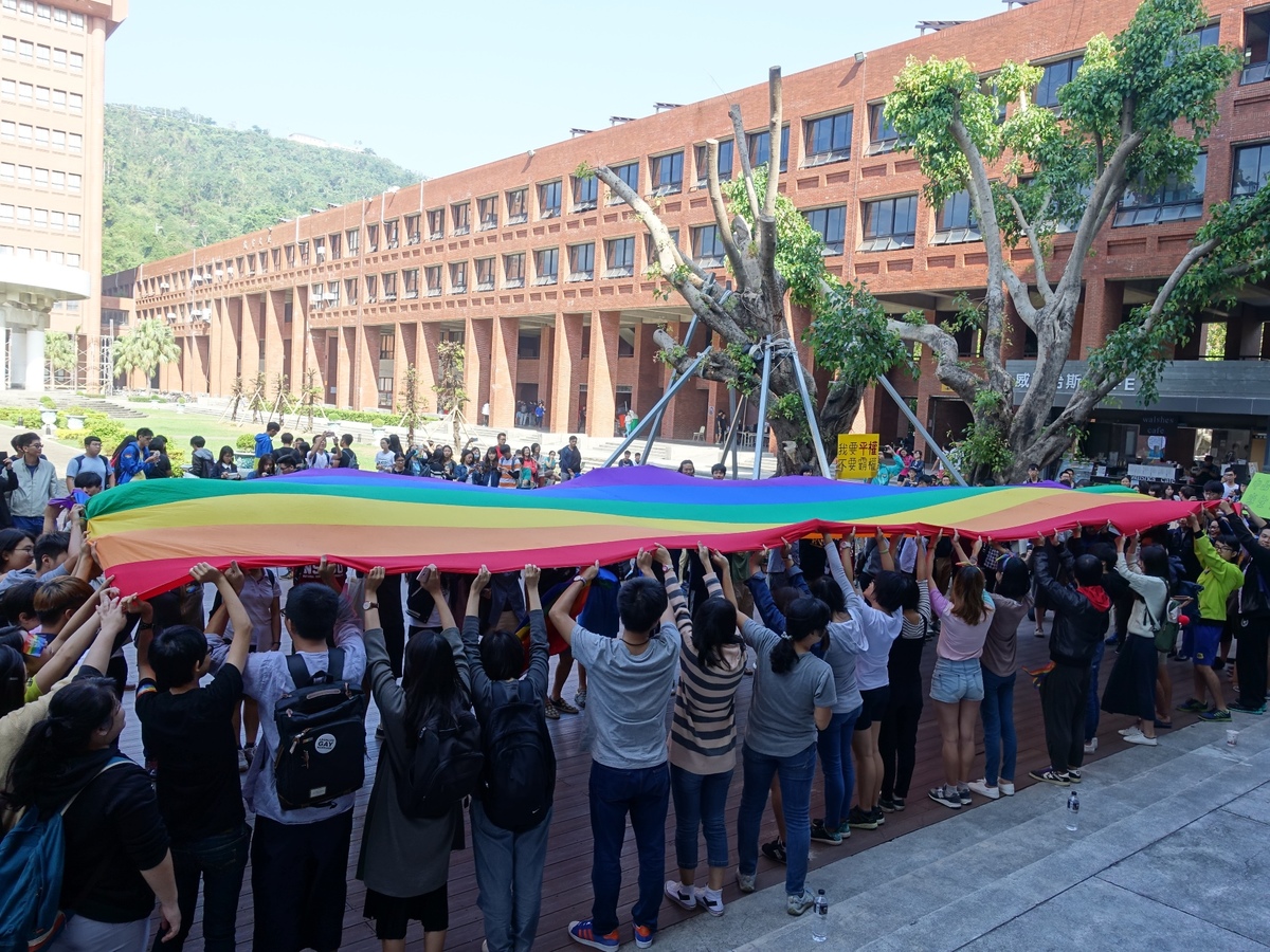 彩虹揚旗 中山大學婚姻平權連署突破1400份(另開新視窗/jpg檔)圖片