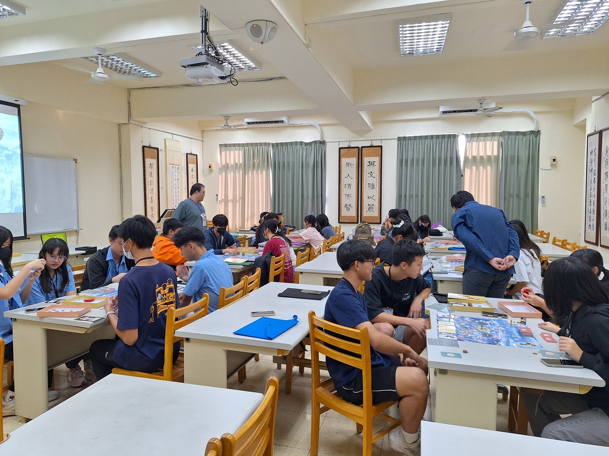 中國文學系「眾廟之門」桌遊體驗工作坊(另開新視窗/jpg檔)圖片