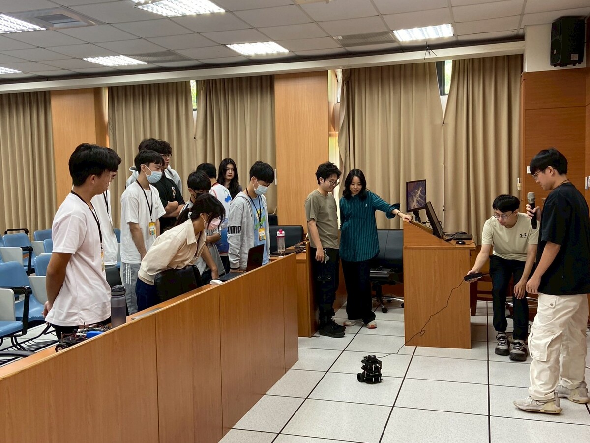 電機工程學系自主移動機器人體驗(另開新視窗/jpg檔)圖片