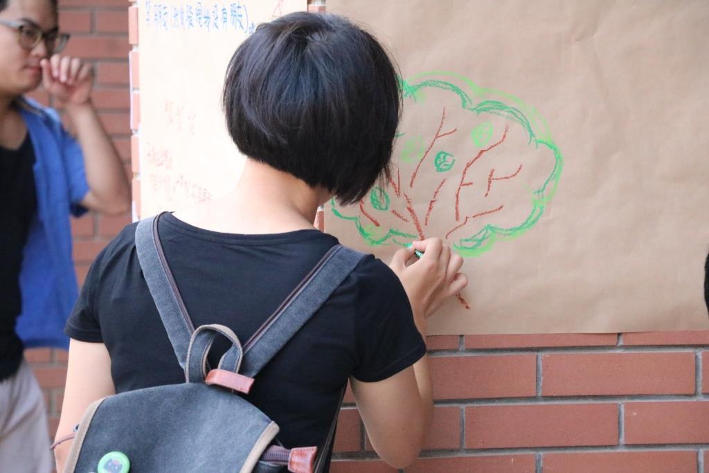 莫蘭蒂吹倒菩提老樹 師生樹下見證重生(另開新視窗/jpg檔)圖片
