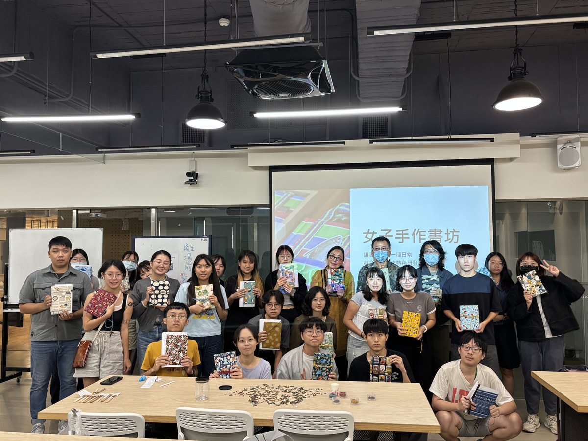 書衣下的心意：精裝書工作坊合影(另開新視窗/jpg檔)圖片