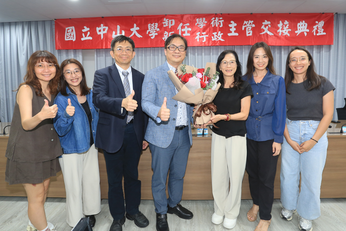 工學院同仁獻花(另開新視窗/jpg檔)圖片