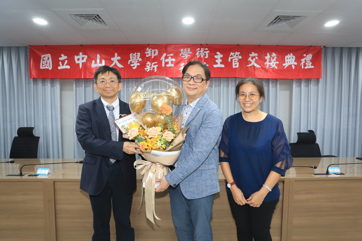 副校長室同仁獻花(另開新視窗/jpg檔)圖片