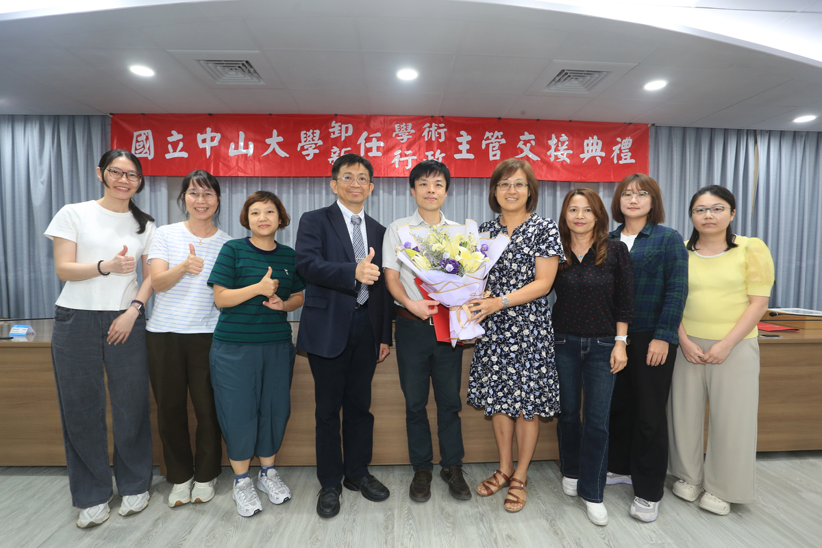 研發處同仁獻花(另開新視窗/jpg檔)圖片
