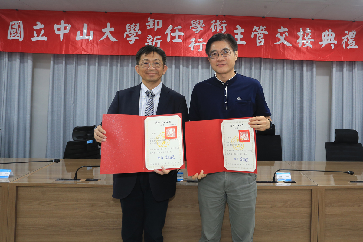 西灣學院博雅教育中心蔡俊彥教授續任總務長暨環境保護暨安全衛生中心主任，由鄭全志副總務長（右）代表接聘(另開新視窗/jpg檔)圖片