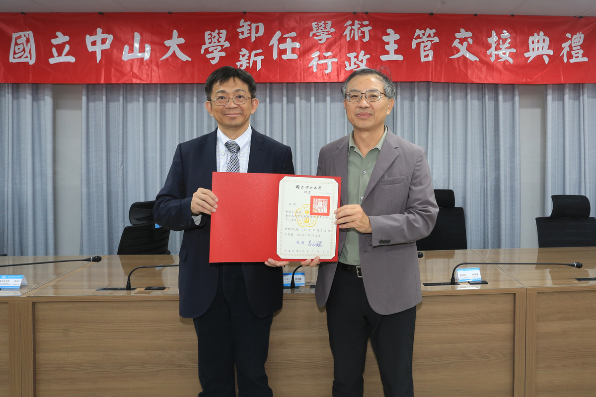 中國與亞太區域研究所陳珮芬教授續任校友服務暨社會責任中心主任，由李慶男主任秘書（右）代表接聘(另開新視窗/jpg檔)圖片