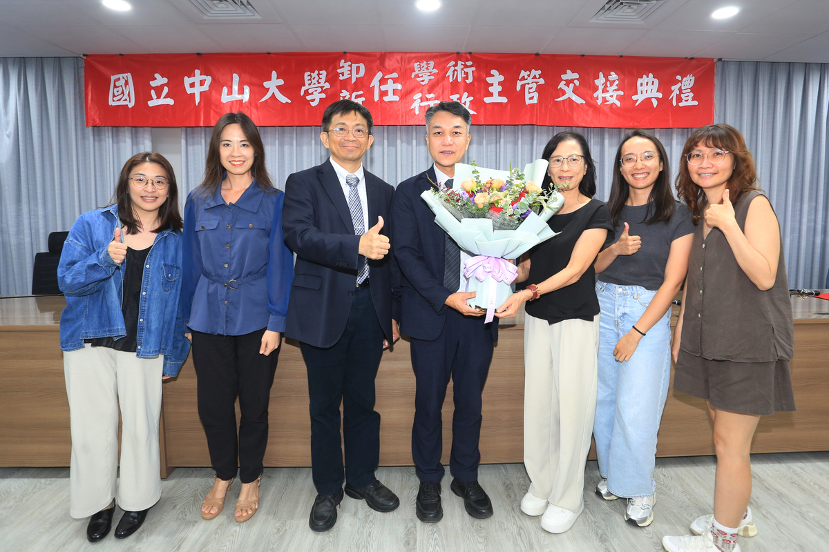 工學院同仁獻花(另開新視窗/jpg檔)圖片