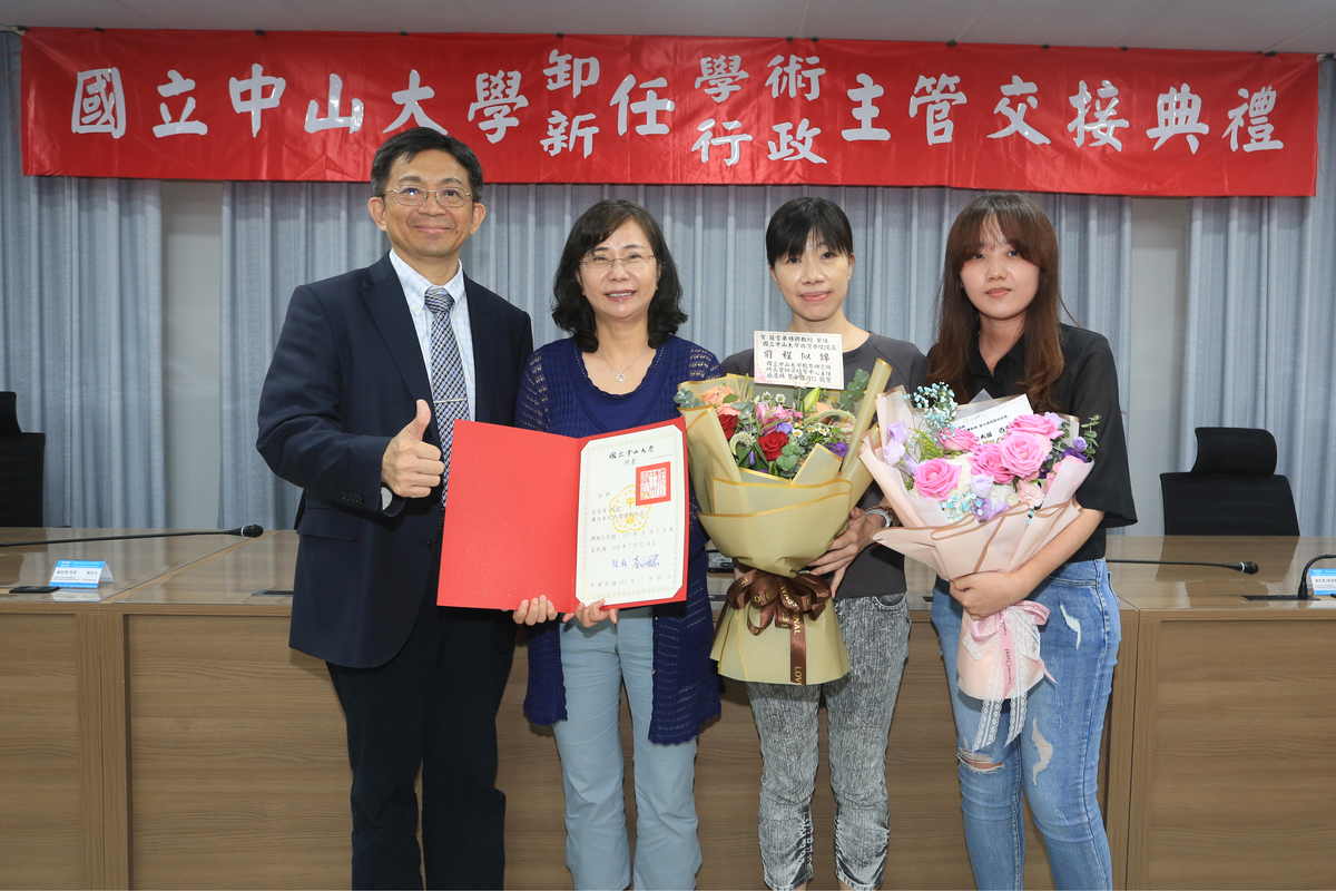教育所同仁獻花(另開新視窗/jpg檔)圖片