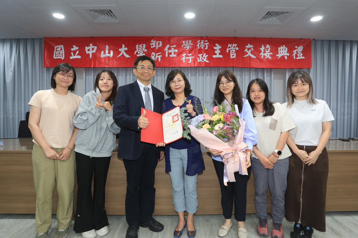 西灣學院同仁獻花(另開新視窗/jpg檔)圖片