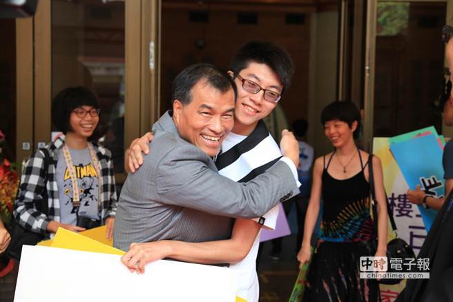 交通部部長葉匡時與畢業生大玩FreeHug畢業擁抱。（中山大學提供）(另開新視窗/jpg檔)圖片