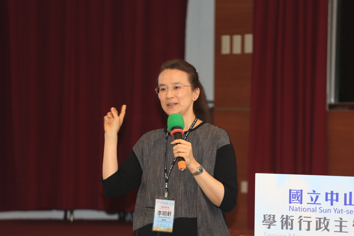 國際長李明軒分析外籍學生招生現況。她表示,中山近年外籍生人數逐年增加,但歡迎更多外籍生來中山就讀,帶來不一樣的文化交流與腦力激盪。(另開新視窗/jpg檔)圖片