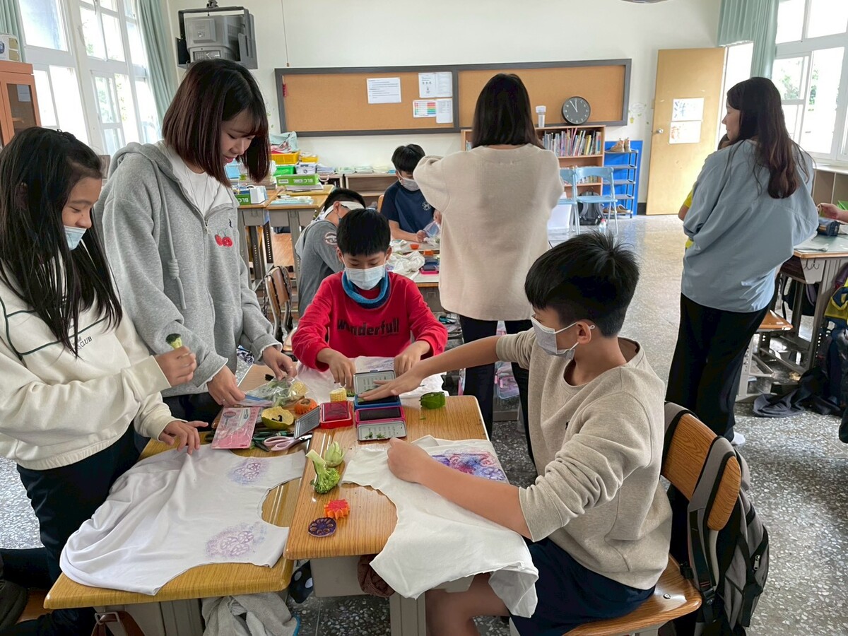 運用蔬果印章進行印染(另開新視窗/jpg檔)圖片