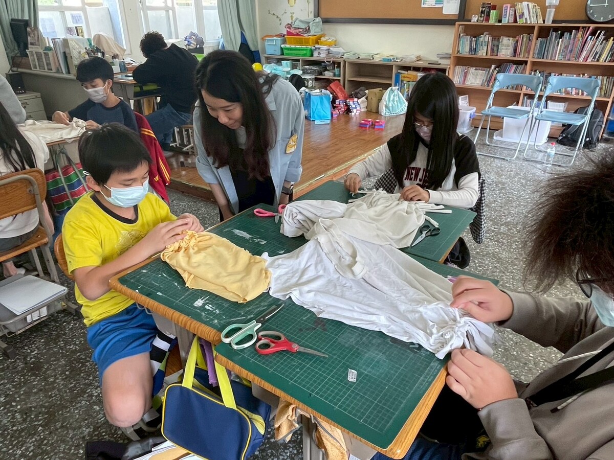 學生開始動手編綁舊衣服(另開新視窗/jpg檔)圖片