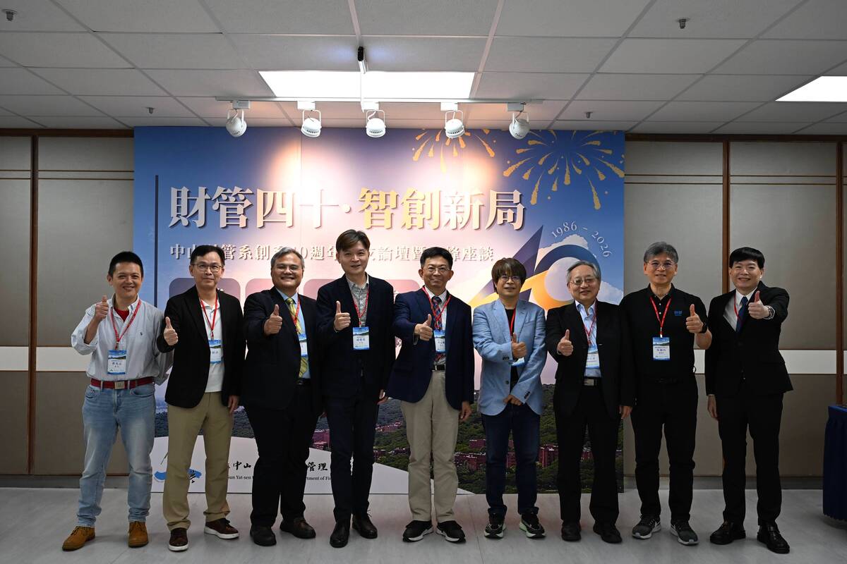 李志鵬校長(中)、財管系邱敬貿主任(左四)、財管系王昭文教授兼國際資產管理所所長(左三)與財管系系友會曹光志會長(左一)、中鋼公司財務部門楊岳崑副總經理兼高雄捷運公司董事長(右三)、順發電腦吳錦昌董事長(右二)合影。(另開新視窗/jpg檔)圖片